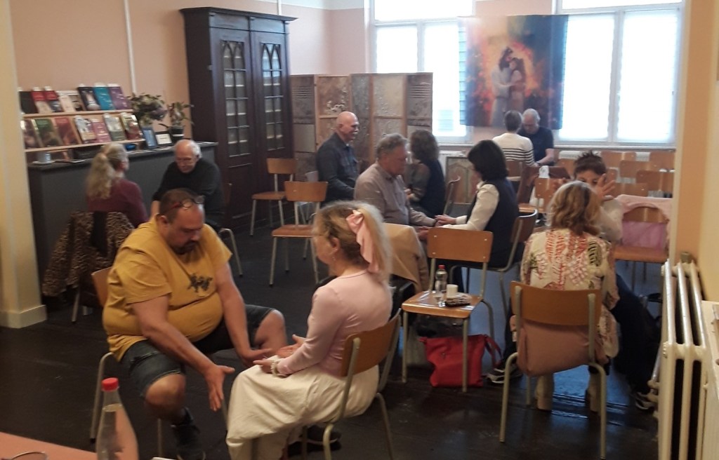 Étudiants en formation pratiquant des passes de magnétisme dans un cadre d’apprentissage bienveillant