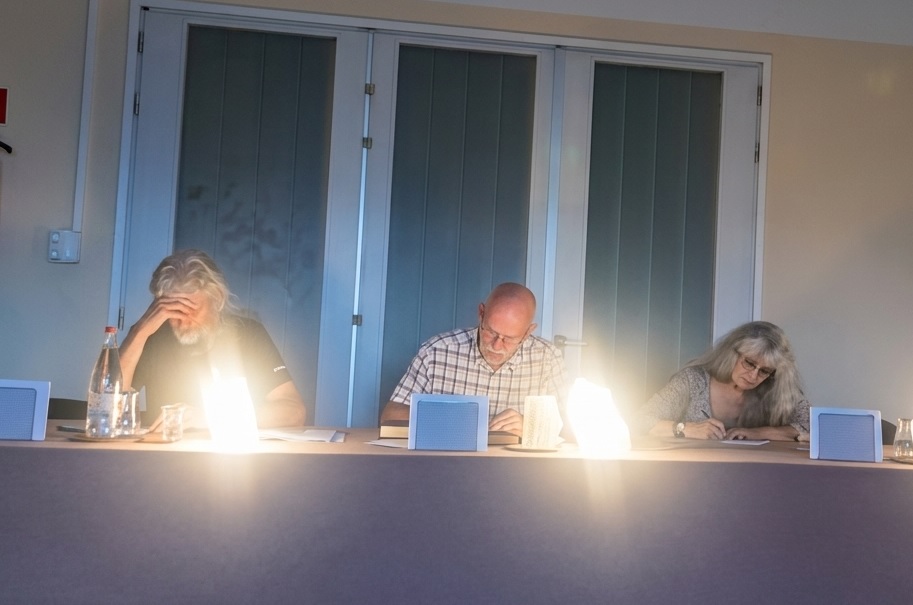 Photo illustrant une séance de médiumnité en salle